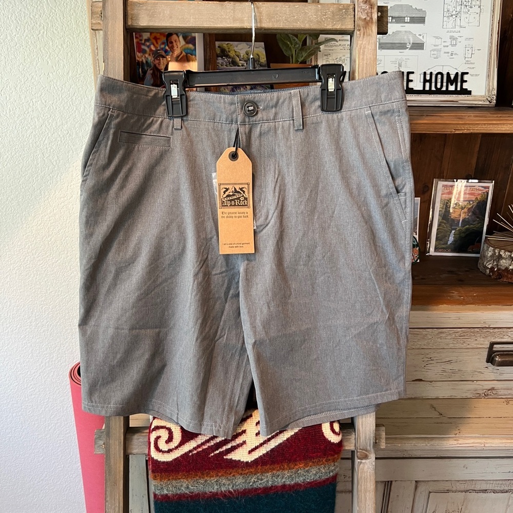 NWT AlpNRock men’s Rhone hybrid shorts size 3-Large